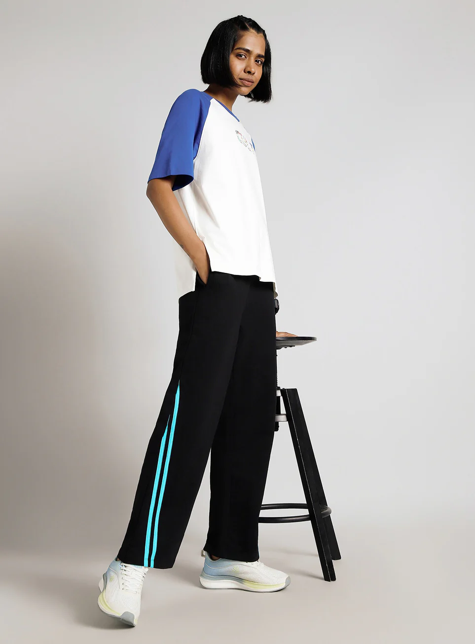 Women's Black Contrast Edge Straight Fit Trackpants - Image 3