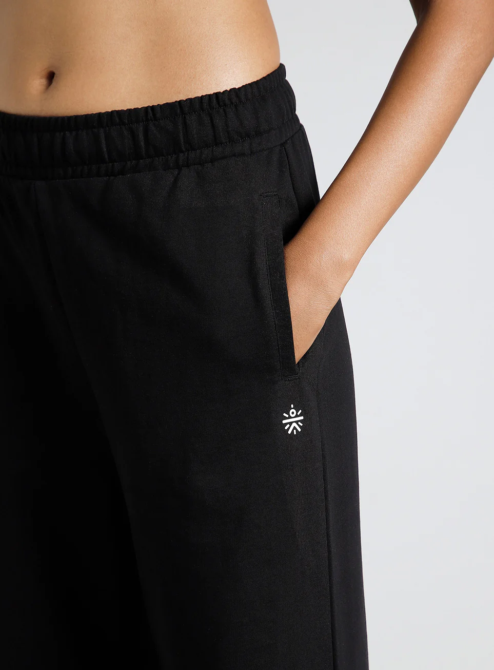 Women's Black Contrast Edge Straight Fit Trackpants - Image 7
